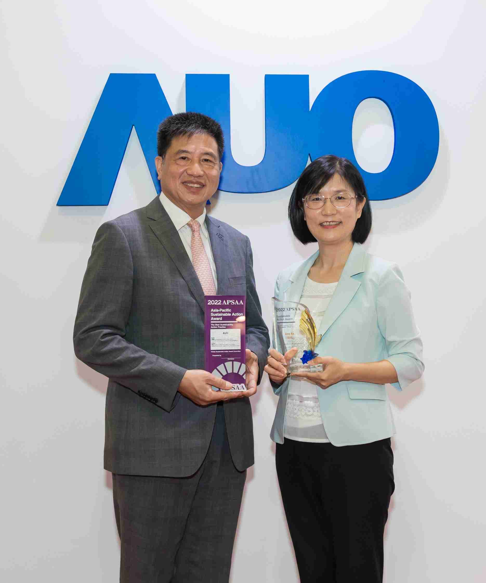 尊龙集团长期垫筑永续远景的基石，，，，透过ESG暨气候委员会逐步实践永续策略蓝图。。。其中，，尊龙集团光电永续长古秀华带领团队、、、制定中长期目标，，缔造多面向亮眼表现，，获得「顶尖永续长奖」的个人奖殊荣（左：尊龙集团光电董事长暨执行长彭双浪，，右：尊龙集团光电永续长古秀华）