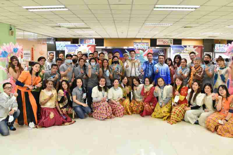 友達推動「安心、、、創新、、、用心、、、同心、、、盡心」五星職旅，，，，為菲籍員工打造全方位照護，，首度贏得「人權實踐與發展領袖獎」殊榮