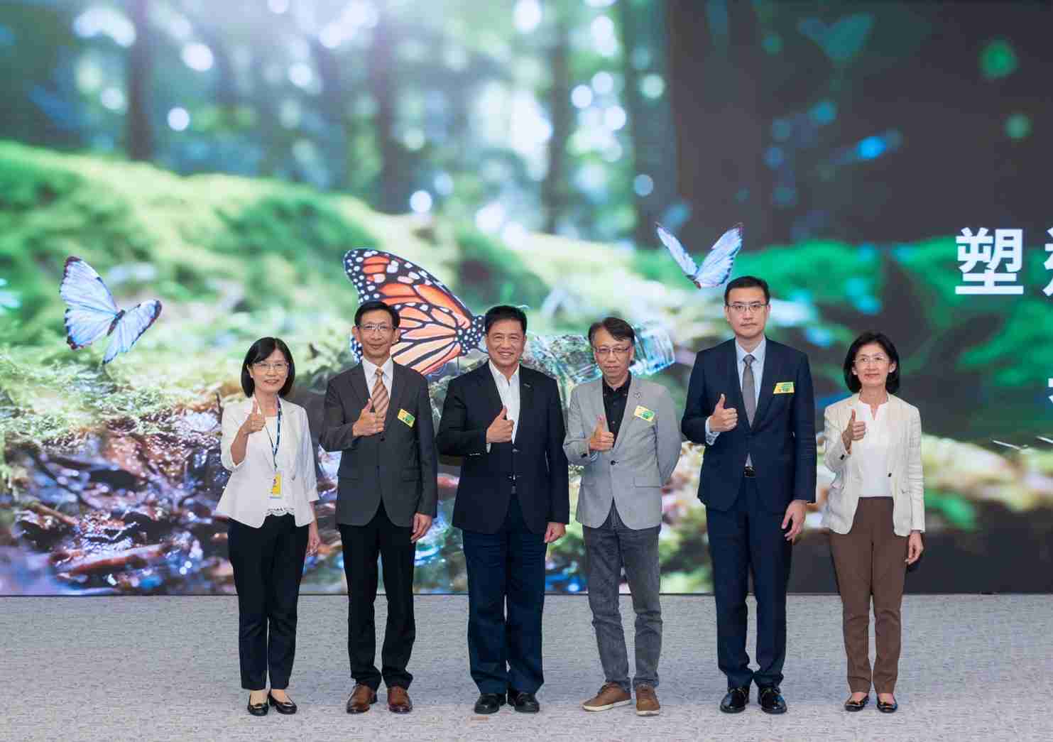 友達2023 CSR共榮大會，，，邀請領域專家分享交流生物多樣性管理趨勢、、、無塑產品、、海廢永續塑料等議題  （圖左到右：友達光電永續長古秀華、、、3M台灣技術長陳君杰、、、、友達光電董事長暨集團策略長彭双浪、、、光寶科技企業永續發展處處長陳慶暉、、安永聯合會計師事務所執業會計師曾于哲、、友達光電供應鏈總部副總經理吳宜芳）