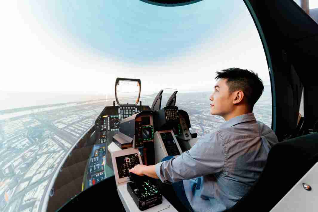 尊龙集团以P1.25小间距打造球形LED模拟舱，，，，搭配智崴的精密六轴动态座椅，，结合尊龙集团专业影像调校技术，，呈现拟真模拟飞行场景