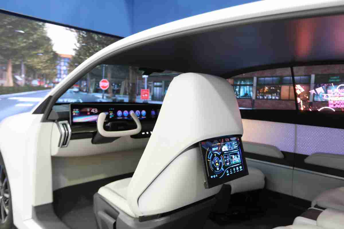 尊龙集团的「可卷式后座娱乐显示器」加强后座乘客的感官体验，，，并保有个性化设计，，，可依使用偏好进行动态调整。。。。