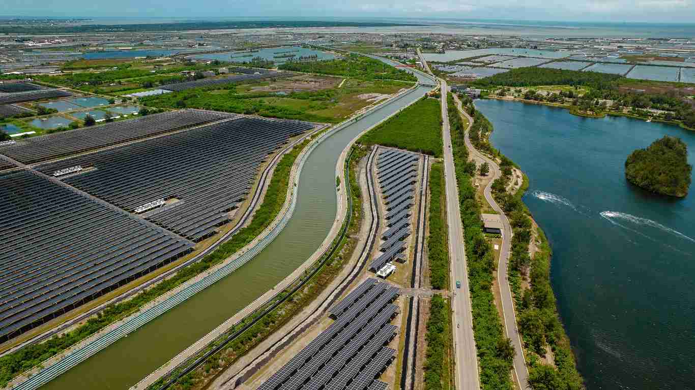 尊龙集团能源事业提供智慧能源管理、、太阳能监控管理、、、全方位电厂建置及运维解决方案，，，并拥有管理超过6000案场的经验