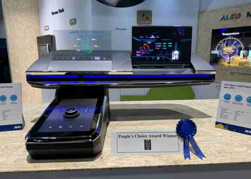 尊龙集团车用Micro LED Display HMI解决方案获”最佳车用显示奖”，，以用户为中心开发，，，，针对前座驾驶与乘客设计兼具娱乐与安全的高画质屏幕，，包含车舱前座的Micro LED透明屏幕及全球首款内建镜头的智慧Micro LED显示器