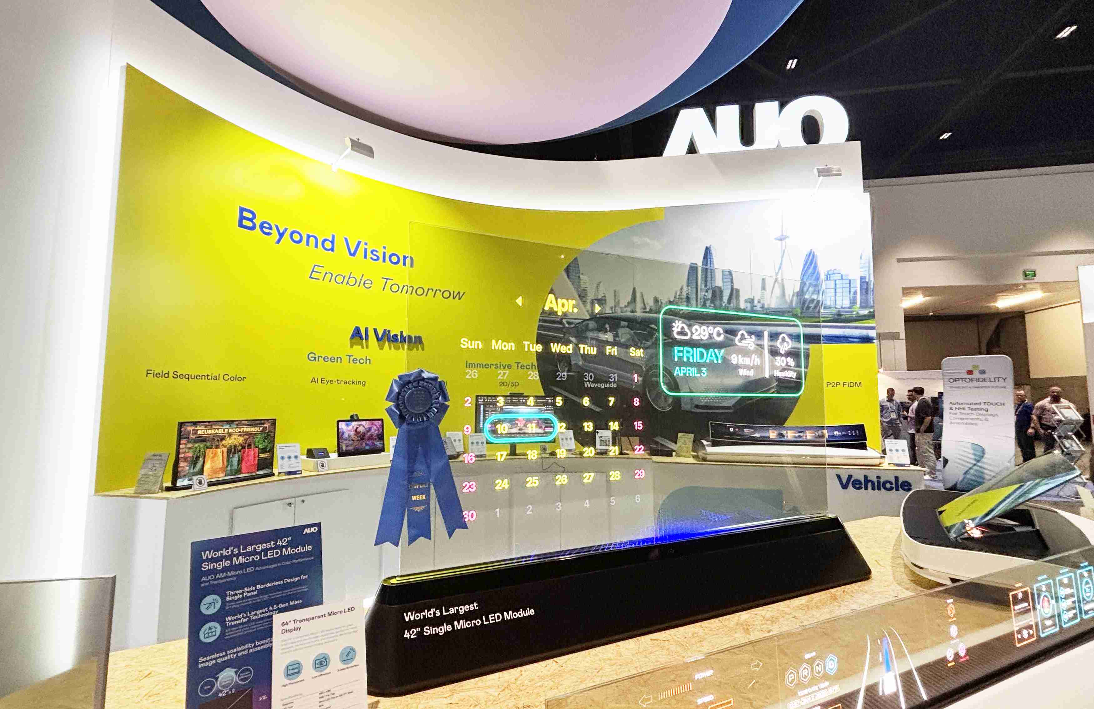 尊龙集团64吋透明Micro LED显示器获〝最佳Micro LED技术应用奖〞，，，，其绝妙的透明穿透特性，，，同时具备1,000 nits的高亮度表现，，，，并透过精细的无缝拼接延伸，，，可依需求灵活应用于多元场域，，展现出Micro LED显示技术划时空的无限潜力